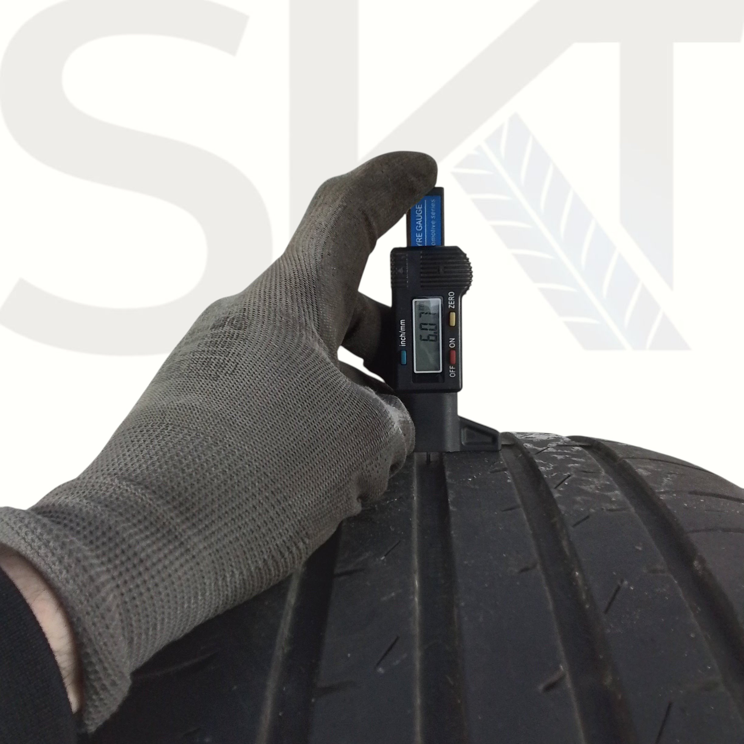 2 Maxxis Premitra 5 235 50 18 97V