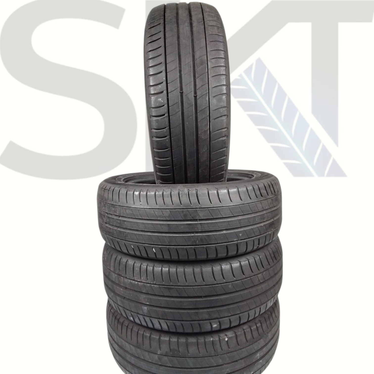 SKT Tyres: Set of 4 Michelin Primacy 3 summer tires, size 215/60R17 96H, with silica compound for wet and dry grip.
